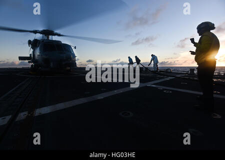 160726-N-KR702-080 OCEANO PACIFICO (26 giugno 2016) - velisti assegnati al Arleigh Burke-class guidato-missile destroyer USS Shoup (DDG 86) preparare per il rifornimento di un MH-60R Sea Hawk attaccato al 'Magicians' di elicottero Maritime Strike Squadron (HSM) 35 in preparazione delle operazioni di volo, durante il cerchio del Pacifico 2016. Venti-sei nazioni, più di 40 navi e sottomarini, più di 200 aerei e 25.000 personale partecipano RIMPAC dal 30 giugno al 4 agosto, in e intorno alle Isole Hawaii e la California del Sud. Il più grande del mondo marittimo internazionale esercitazione RIMPAC provi Foto Stock