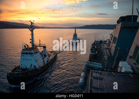 161021-N-GP524-961 SOUDA BAY, Grecia (ott. 21, 2016) due rimorchiatori rendono il loro approccio alle visite-missile destroyer USS Stout (DDG 55) in preparazione di una visita di porta. Stout, distribuito come parte di Eisenhower Carrier Strike gruppo, sta conducendo operazioni navali negli Stati Uniti Sesta flotta area di operazioni a sostegno degli Stati Uniti per gli interessi di sicurezza nazionali in Europa. (U.S. Navy foto di Sottufficiali di terza classe Bill Dodge/RILASCIATO) USS STOUT (DDG 55) DEPLOYMENT 2016 161021-N-GP524-961 Foto Stock