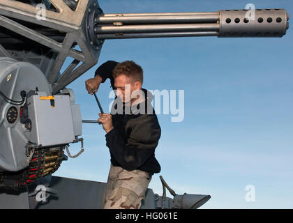 110923-N-FI736-035 OCEANO ATLANTICO (sett. 23, 2011) Fire Controlman 2a classe Anthony Ferretti si prepara a chiudere in weapon system per un'esercitazione a fuoco a bordo guidato-missile destroyer USS Arleigh Burke (DDG 51). Arleigh Burke è distribuito a partecipare all'esercizio comune della Warrior 2011-2. Guerriero comune serve come un evento di certificazione per le navi di distribuzione con le forze della coalizione per le future operazioni. (U.S. Foto di Marina di Massa lo specialista di comunicazione di terza classe Scott Pittman/RILASCIATO) US Navy seaman prepara un CIWS per un'esercitazione a fuoco Foto Stock