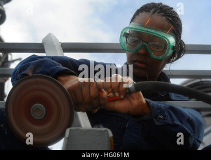 110924-N-FI736-011 OCEANO ATLANTICO (sett. 24, 2011) marinaio Samantha Pandy esegue la manutenzione di conservazione a bordo guidato-missile destroyer USS Arleigh Burke (DDG 51). Arleigh Burke è distribuito a partecipare all'esercizio comune della Warrior 2011-2. Guerriero comune serve come un evento di certificazione per le navi di distribuzione con le forze della coalizione per le future operazioni. (U.S. Foto di Marina di Massa lo specialista di comunicazione di terza classe Scott Pittman/RILASCIATO) Navy US 110924-N-FI736-011 marinaio Samantha Pandy esegue la manutenzione di conservazione a bordo guidato-missile destroyer USS Arleigh Burke (DDG 51) Foto Stock