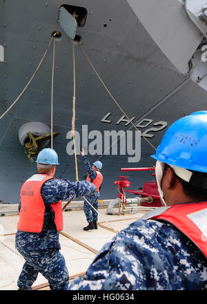 110925-N-WJ771-066 spiaggia bianca di struttura navale, Giappone (sett. 25, 2011) i gestori di linea di fissare il distribuita Amphibious Assault nave USS Essex (LHD 2) ad un molo Spiaggia Bianca Naval Facility. (U.S. Foto di Marina di Massa lo specialista di comunicazione 2a classe Casey H. Kyhl/RILASCIATO) Navy US 110925-N-WJ771-066 gestori di linea fissano il distribuita Amphibious Assault nave USS Essex (LHD 2) ad un molo Spiaggia Bianca Naval Facil Foto Stock