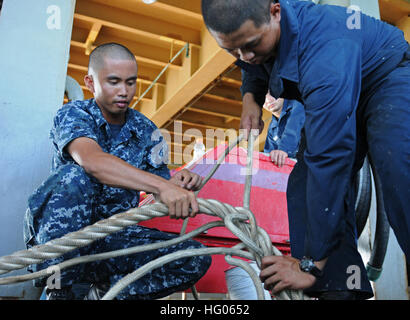 110927-N-MW330-480 Okinawa, in Giappone (sett. 27, 2011) BoatswainÕs Mate 2a classe Dennis Castro, sinistra e BoatswainÕs Mate marinaio di Donatella giunto Morero una linea a bordo distribuita amphibious dock landing ship USS Germantown (LSD 42). Germantown è parte dell'Essex anfibio gruppo pronto e sta conducendo le operazioni nel Pacifico occidentale. (U.S. Foto di Marina di Massa lo specialista di comunicazione 2a classe Spencer Mickler/RILASCIATO) Navy US 110927-N-MW330-480 di Boatswain Mate 2a classe Dennis Castro, sinistra e Boatswain compagno del marinaio di Donatella giunto Morero una linea a bordo del forwa Foto Stock