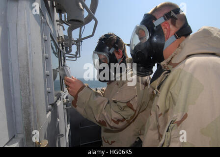 111004-N-DU438-202 Mar Arabico (ott. 4, 2011) Operazioni specialista apprendista marinaio Taylor Anderson, sinistra e Seaman David Burch scrivere lo stato di rilevato airborne agenti chimici durante una sostanza chimica, biologica e radiologica trapano attacco a bordo guidato-missili cruiser USS Gettysburg (CG 64). Gettysburg è distribuito negli Stati Uniti Quinta Flotta area di responsabilità condurre le operazioni di sicurezza marittima e le missioni di sostegno come parte delle operazioni Enduring Freedom e nuova alba. (U.S. Foto di Marina di Massa lo specialista di comunicazione di terza classe Betsy Tight/RILASCIATO) Navy US 111004-N-DU438-202 ope Foto Stock