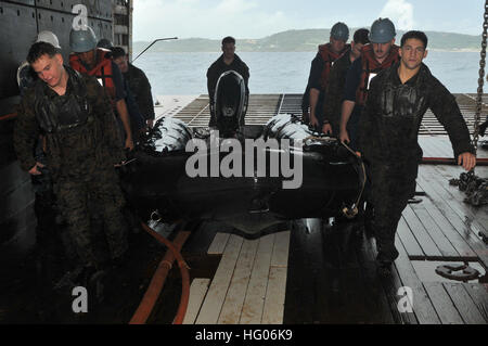 111005-N-KM175-100 Mare delle Filippine (ott. 5, 2011) Marinai e Marines recuperare una gomma di combattimento razzia craft nel ben coperta della distribuita Amphibious Assault nave USS Essex (LHD 2). Marines assegnato alla ricognizione anfibio plotone, 31 Marine Expeditionary Unit (31 MEU) condotto una lotta contro la gomma razzia craft esercitazione. L'Essex è parte dell'Essex anfibio gruppo pronto e sta conducendo operazioni del Pacifico occidentale Regione. (U.S. Foto di Marina di Massa lo specialista di comunicazione 1a classe Terry Matlock/RILASCIATO) Navy US 111004-N-KM175-100 marinai e Marines recuperare un co Foto Stock