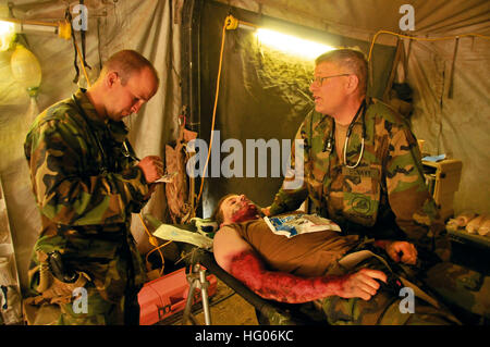 111004-N-SM578-078 FT. HUNTER LIGGETT, California -- Seabees assegnato alla Naval Mobile Battaglione di costruzione (NMCB) quaranta condurre una massa casualty trapanare il 4 ottobre, 2011 a Fort Hunter Liggett, California La punta ha sottolineato la vita critica di competenze di risparmio di truppe e di personale medico. NMCB quaranta partecipa attualmente a sua finale la formazione sul campo di allenamento (FTX) e valutazione prima del loro prossimo Pacifico Comando distribuzione nel mese di novembre. Il battaglione è programmato per smantellare a conclusione della distribuzione nel sett. 2012. US Navy foto di capo della comunicazione di massa specialista Michael B. Watkins US Foto Stock