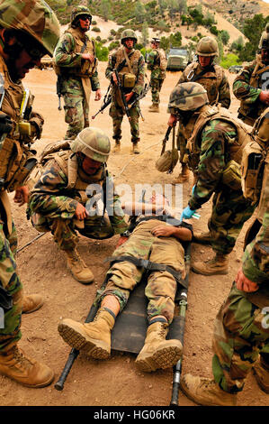 111004-N-SM578-154 FT. HUNTER LIGGETT, California -- Seabees assegnato alla Naval Mobile Battaglione di costruzione (NMCB) quaranta condurre una massa casualty trapanare il 4 ottobre, 2011 a Fort Hunter Liggett, California La punta ha sottolineato la vita critica di competenze di risparmio di truppe e di personale medico. NMCB quaranta partecipa attualmente a sua finale la formazione sul campo di allenamento (FTX) e valutazione prima del loro prossimo Pacifico Comando distribuzione nel mese di novembre. Il battaglione è programmato per smantellare a conclusione della distribuzione nel sett. 2012. US Navy foto di capo della comunicazione di massa specialista Michael B. Watkins US Foto Stock