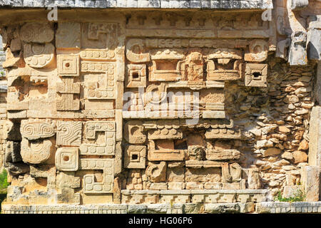 Carving maya dettagli sulla parete de la Iglesia, Chichen Itza, Yucatan Provenza, Messico Foto Stock