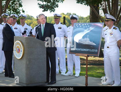 110928-N-AC887-004 ACKERMAN, Miss. (Ott. 6, 2011)segretario della Marina (SECNAV) Ray Mabus e Montgomery Sindaco Todd strano, sinistra, celebrare la denominazione dell'ottavo programma Littoral Combat Ship USS Montgomery (LCS 8). (U.S. Foto della marina da capo la comunicazione di massa specialista rasoi Sam/RILASCIATO) Navy US 110928-N-AC887-004 segretario della Marina (SECNAV) Ray Mabus e Montgomery Sindaco Todd strano, sinistra, celebrare la denominazione della ottava accesa Foto Stock