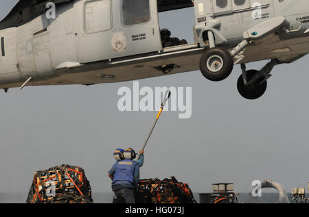 111012-N-XQ375-403 Mar Arabico (ott. 12, 2011) BoatswainÕs Mate marinaio Lucio Robles, sinistra e marinaio Matt Binnie collegare un carico netto per un MH-60S Sea Hawk elicottero assegnato al mare in elicottero Combat Squadron (HSC) 8 durante un rifornimento verticale a bordo guidato-missile destroyer USS Mitscher (DDG 57). Mitscher è distribuito negli Stati Uniti Quinta Flotta area di responsabilità condurre le operazioni di sicurezza marittima e le missioni di sostegno come parte delle operazioni Enduring Freedom e nuova alba. (U.S. Foto di Marina di Massa lo specialista di comunicazione di terza classe Deven B. King/RILASCIATO) Navy US 111012-N-XQ375-403 B Foto Stock