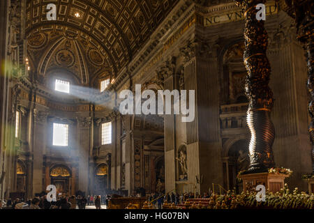 Raggi di sole che splende attraverso una finestra nella Basilica di San Pietro in Vaticano, Roma. Foto Stock