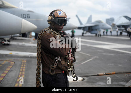 111019-N-DE843-062 OCEANO ATLANTICO (19 ottobre 2011) Aviazione meccanico strutturale Airman Bernardo Sanderson si erge da con fascetta di fissaggio catene prima di operazioni di volo a bordo della USS Dwight D. Eisenhower CVN (69). Dwight D. Eisenhower è attualmente in corso la conduzione di qualifiche. (U.S. Foto di Marina di Massa lo specialista di comunicazione 2a classe Bradley Evans/RILASCIATO) Navy US 111019-N-DE843-062 viation meccanico strutturale Airman Bernardo Sanderson si erge da con fascetta di fissaggio catene per operazioni di volo Foto Stock