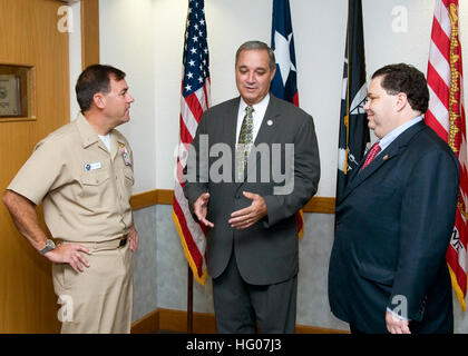 20111021-N-LY958-098 Corpus Christi, Texas (ott. 21, 2011) DEGLI STATI UNITI Rep. Jeff Miller, centro e Blake Farenthold visita Adm posteriore. Bill Sizemore, Capo della Naval Air Training (CNATRA), al quartier generale CNATRA. (U.S. Foto di Marina di Richard Stewart/RILASCIATO) Navy US 111021-N-ZZ999-098 .S. Rep. Jeff Miller, centro e Blake Farenthold visita Adm posteriore. Bill Sizemore, Capo della Naval Air Training (CNATRA) Foto Stock