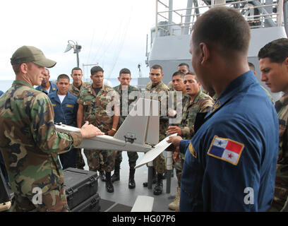 111024-A-WF228-036 MAR DEI CARAIBI (ott. 24, 2011) di Boatswain Mate 2a classe Jason Gates spiega le funzionalità di Aqua Puma drone al personale dal pubblico panamense delle forze speciali a bordo del dock anfibio sbarco nave USS Oak Hill (LSD 51). Oak Hill è la partecipazione in anfibio partenariato del sud della stazione 12, una distribuzione annuale del militare degli Stati Uniti i team di formazione negli Stati Uniti Comando Sud area di responsabilità (U.S. Esercito foto di Sgt. Thomas Childs/RILASCIATO) Navy US 111024-A-WF228-036 di Boatswain Mate 2a classe Jason Gates spiega le funzionalità di un Foto Stock