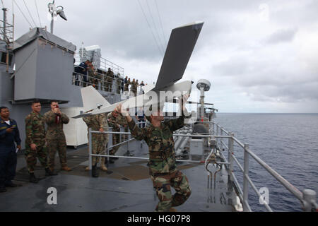 111024-A-WF228-052 MAR DEI CARAIBI (ott. 24, 2011) il personale dal Panamanian forza europea di sicurezza pubblica osservare come di Boatswain Mate 2a classe Jason Gates lancia un Aqua Puma drone dal dock anfibio sbarco nave USS Oak Hill (LSD 51). Oak Hill è la partecipazione in anfibio partenariato del sud della stazione 12, una distribuzione annuale del militare degli Stati Uniti i team di formazione negli Stati Uniti Comando Sud area di responsabilità. (U.S. Esercito foto di Sgt. Thomas Childs/RILASCIATO) Navy US 111024-A-WF228-052 personale dal Panamanian forza europea di sicurezza pubblica osservare come Boatswain compagno del 2° Cla Foto Stock