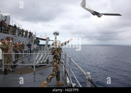 111024-A-WF228-054 MAR DEI CARAIBI (ott. 24, 2011) il personale dal Panamanian forza europea di sicurezza pubblica osservare come di Boatswain Mate 2a classe Jason Gates lancia un Aqua Puma drone dal dock anfibio sbarco nave USS Oak Hill (LSD 51). Oak Hill è la partecipazione in anfibio partenariato del sud della stazione 12, una distribuzione annuale del militare degli Stati Uniti i team di formazione negli Stati Uniti Comando Sud area di responsabilità. (U.S. Esercito foto di Sgt. Thomas Childs/RILASCIATO) Navy US 111024-A-WF228-054 personale dal Panamanian forza europea di sicurezza pubblica osservare come Boatswain compagno del 2° Cl Foto Stock