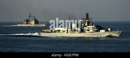 111024-N-OY799-686 Mare Arabico (24 ottobre 2011) La Royal Navy Duca-classe fregata HMS St Albans (F 83) e l'Ticonderoga-class guidato-missili cruiser USS Mobile Bay (CG 53) tirare a fianco della Nimitz-class portaerei USS John C. Stennis (CVN 74). John C. Stennis è distribuito negli Stati Uniti Quinta Flotta area di responsabilità condurre le operazioni di sicurezza marittima e le missioni di sostegno come parte delle operazioni Enduring Freedom e nuova alba. (U.S. Foto di Marina di Massa lo specialista di comunicazione di terza classe Kenneth Abbate/RILASCIATO) Navy US 111024-N-OY799-686 La Royal Navy Duca-classe fregata HMS Sant Al Foto Stock