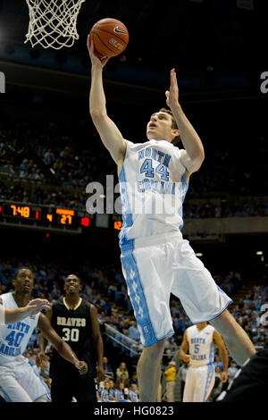 111027-N-QF368-685 Chapel Hill, N.C. (Ott. 27, 2011) Tyler Zeller, avanti per Università della North Carolina Tar Heels, compete in un gioco di esposizione per preparare la cerimonia inaugurale Quicken prestiti vettore classico gioco di basket contro Michigan State University a bordo della USS Carl Vinson (CVN 70) sulla Veteran's Day nov. 11. (U.S. Foto di Marina di Massa lo specialista di comunicazione 2a classe David Danals/RILASCIATO) Navy US 111027-N-QF368-685 Tyler Zeller compete in mostra un gioco di pallacanestro Foto Stock