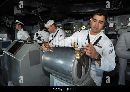 111101-N-YX169-007 OCEANO ATLANTICO (nov. 1, 2011) Il Marinaio apprendista Nicholas Flores sorge guarda al lee timone a bordo il trasporto anfibio dock nave USS Ponce (LPD 15) come Ponce si avvicina a Port Canaveral, Fla. Port Canaveral è il primo di PonceÕs finali dei tre porti di chiamata prima di iniziare il processo di decommissionamento. (U.S. Foto di Marina di Massa lo specialista di comunicazione 1a classe Natanaele Miller/RILASCIATO) Navy US 111101-N-YX169-007 marinaio apprendista Nicholas Flores sorge guarda al lee timone a bordo il trasporto anfibio dock nave USS Ponce (LPD Foto Stock