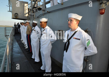 111101-N-YX169-085 OCEANO ATLANTICO (nov. 1, 2011) Marinai e Marines a bordo del trasporto anfibio dock nave USS Ponce (LPD 15) uomo le rotaie come la nave entra Port Canaveral, Fla. Port Canaveral è il primo di PonceÕs finali dei tre porti di chiamata prima di iniziare il processo di decommissionamento. (U.S. Foto di Marina di Massa lo specialista di comunicazione 1a classe Natanaele Miller/RILASCIATO) Navy US 111101-N-YX169-085 marinai e Marines a bordo del trasporto anfibio dock nave USS Ponce (LPD 15) uomo le rotaie come la nave entra in porto C Foto Stock