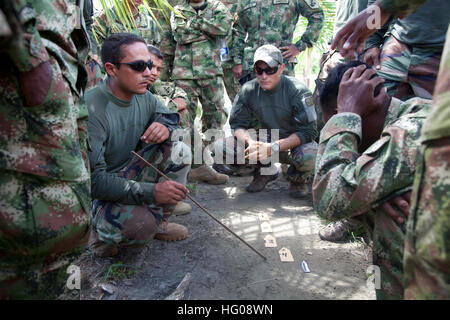 111111-A-ZZ MATUNTUGO999-137, Colombia (nov. 11, 2011) velisti assegnati per lo squadrone fluviale (RIVRON) 3, il distacco 1, e marines colombiano condurre una missione breve per il loro esercizio da parte di un esperto in materia di exchange. RIVRON-3 è che partecipano al partenariato Amphibious-Southern Station 2012, una distribuzione annuale del militare degli Stati Uniti i team di formazione negli Stati Uniti Comando Sud area di responsabilità. (U.S. Esercito foto di Spc. Juancarlos Paz/RILASCIATO) Navy US 111111-A-ZZ999-137 velisti assegnati per lo squadrone fluviale (RIVRON) 3, il distacco 1, e marines colombiano Foto Stock