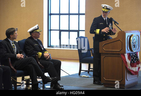 111117-N-PO203-156 WASHINGTON (nov. 17, 2011) posteriori Adm. Matteo Klunder, incoming chief del Naval Research, indirizzi ospiti, compreso Sean J. Stackley, assistente segretario della Marina per la ricerca lo sviluppo e l'acquisizione, sinistra, durante un cambio di comando e cerimonia di pensionamento in cui egli ha alleviato parte posteriore Adm. Nevin Carr. (U.S. Navy foto da John F. Williams/RILASCIATO) Navy US 111117-N-PO203-156 Adm posteriore. Matteo Klunder, incoming chief del Naval Research, indirizzi ospiti, compreso Sean J. Stackley, assistente sec Foto Stock