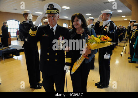 111117-N-PO203-394 WASHINGTON (nov. 17, 2011) posteriori Adm. Nevin Carr e sua moglie, Ann Cary, passano attraverso il cerimoniale sideboys dopo una modifica del comando cerimonia e cerimonia di pensionamento in cui Adm posteriore. Matteo Klunder alleviato lui come il ventiquattresimo capo del Naval Research. (U.S. Navy foto da John F. Williams/RILASCIATO) Navy US 111117-N-PO203-394 Adm posteriore. Nevin Carr e sua moglie, Ann Cary, passano attraverso il cerimoniale sideboys dopo una modifica del comando cerimonia e ret Foto Stock