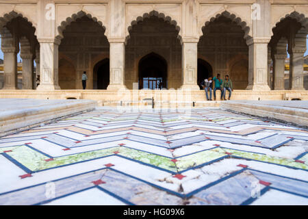 Parte anteriore del Diwan-e-Khas situato in fort di Agra. Agra, Uttar Pradesh. India Foto Stock