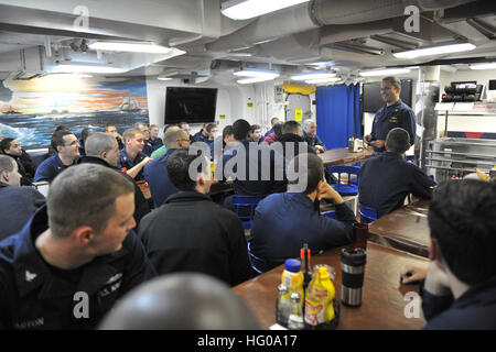 111130-N-YZ751-002 OCEANO ATLANTICO (nov. 30, 2011) della Cmdr. John H. Ferguson, comandante della guidato-missile destroyer USS Truxtun (DDG 103), destra, colloqui per i marinai durante un capitano della chiamata su il pasticcio ponti. è distribuito come parte di George H.W. Bush Carrier Strike gruppo sostenere le operazioni di sicurezza marittima e di teatro la cooperazione in materia di sicurezza gli sforzi negli Stati Uniti Sesta flotta area di responsabilità. (U.S. Foto di Marina di Massa Specialista comunicazione di seconda classe D. Tony Curtis/RILASCIATO) Navy US 111130-N-YZ751-002 CO conduce un capitano della chiamata Foto Stock