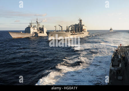 111130-N-XQ375-269 OCEANO ATLANTICO (nov. 30, 2011) le visite-missili cruiser USS Anzio (CG 68), a sinistra conduce a una ricostituzione in mare con la forza militare di comando Sealift flotta oliatore di rifornimento USNS Leroy Grumman (T-AO 195) come guidato-missile destroyer USS Mitscher (DDG 57) conduce una pausa lontano da Leroy Grumman. Mitscher e Anzio sono distribuiti negli Stati Uniti Sesta flotta area di responsabilità condurre le operazioni di sicurezza marittima e di protezione del teatro gli sforzi di cooperazione. (U.S. Foto di Marina di Massa lo specialista di comunicazione di terza classe Deven B. King/RILASCIATO) Navy US 111130-N-XQ375-269 la guida Foto Stock