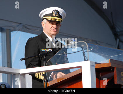 111203-N-AW342-088 Groton, Connecticut. (Dec. n. 3, 2011) Adm. Kirkland Donald, direttore del Naval propulsione nucleare, offre commento durante la cerimonia di battesimo per la Virginia attacco di classe Pre-Commissioning sottomarino unità (PCU) Mississippi (SSN 782) al General Dynamics Electric Boat a Groton, Connecticut. La Mississippi è la nona Virginia-class sottomarino e il quinto U.S. Nave della marina americana ad essere chiamato per la Magnolia membro. (U.S. Foto di Marina di Massa lo specialista di comunicazione 1a classe Virginia K. Schaefer/RILASCIATO) Navy US 111203-N-AW324-088 Adm. Kirkland Donald offre commento durante il battesimo cerimon Foto Stock