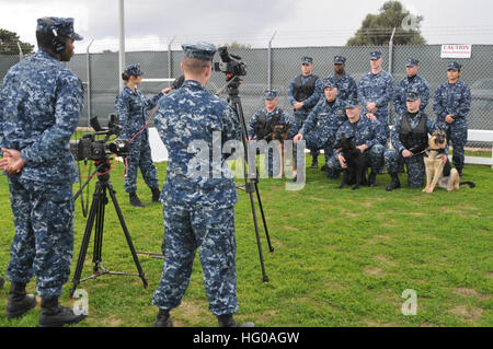 111207-N-M0201-042 SOUDA BAY, Grecia (dec. n. 07, 2011) Adm. Samuel J. Locklear III, comandante della U.S. Forze Navali e Europa-africa alleate comandante del Comando interforze di Napoli, è unita da velisti assegnati per un militare di cane da lavoro unità, per la nastratura del suo messaggio di vacanza per il teatro operativo durante una visita a Souda Bay. Locklear la visita ha incluso un breve tour presso la NATO di interdizione marittima e di funzionamento del Centro di formazione gestiti da Marina ellenica. (U.S. Navy foto di Paul Farley/RILASCIATO) Navy US 111207-N-MO201-042 Adm. Samuel J. Locklear III, comandante della U.S. Forze Navali Eur Foto Stock