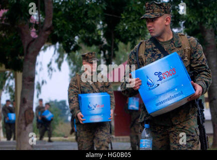 111213-M-EE799-014 Phnom Penh Cambogia (dec. n. 13, 2011) Marines assegnato all'undicesimo Marine Expeditionary Unit (XI MEU) portare acqua per un campeggio durante la formazione unilaterale. Xi MEU è operante negli Stati Uniti 7 flotta area di responsabilità come parte del Makin Island pronta Gruppo. (U.S. Marine Corps foto di Cpl. Ryan Carpenter/RILASCIATO) Navy US 111213-M-EE799-014 Marines assegnato all'undicesimo Marine Expeditionary Unit (XI MEU) portare acqua per un campeggio durante la formazione unilaterale Foto Stock