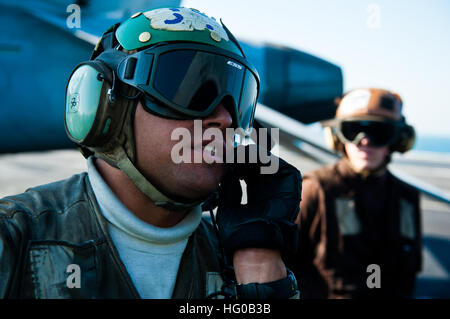 111214-N-BT887-251 GOLFO ARABICO (dec. n. 14, 2011) Aviation Electronics Tecnico 2a classe Matteo Cardenas colloqui per il pilota di un F/A-18C hornet assegnato all'Warhawks di Strike Fighter Squadron (VFA) 97 a bordo della Nimitz-class portaerei USS John C. Stennis (CVN 74). John C. Stennis è distribuito negli Stati Uniti Quinta Flotta area di responsabilità condurre le operazioni di sicurezza marittima e le missioni di sostegno come parte delle operazioni Enduring Freedom e nuova alba. (U.S. Foto di Marina di Massa lo specialista di comunicazione di terza classe Benjamin Crossley/RILASCIATO) Navy US 111214-N-BT887-251 un marinaio per colloqui Foto Stock