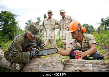 111214-M-È773-058 risma base navale, Cambogia (dec. n. 14, 2011) Personale Sgt. Justin Heathman, assegnato alla logistica elemento di combattimento della xi Marine Expeditionary Unit (XI MEU), acuisce una motosega durante un esperto in materia di scambio tra la Royal cambogiano di forze armate e U.S. Marinai e Marines. Xi MEU è operante negli Stati Uniti 7 flotta area di responsabilità come parte del Makin Island pronta anfibio Gruppo. (U.S. Marine Corps foto di Cpl. Tommy Huynh/RILASCIATO) Navy US 111214-M-è personale773-058 Sgt. Justin Heathman, assegnato alla logistica elemento di combattimento della xi Mar Foto Stock