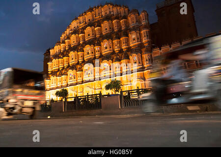 Hawa Mahal esterni illuminata di notte nella penombra. Jaipur, Rajasthan. India Foto Stock