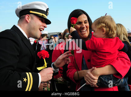 111215-N-HG315-005 SAN DIEGO (dec. n. 15, 2011) Lt. Patrick Alfonzo, armi officer a bordo del Los Angeles-classe fast-attacco sommergibile USS Albuquerque (SSN 706), mani di sua figlia una rosa mentre il saluto di Sua famiglia sul molo presso la base navale di Point Loma durante una celebrazione homecoming. Albuquerque coperto oltre 40.000 miglia nautiche, partecipato a importanti esercitazioni navali ed eseguito missioni di vitale importanza per la sicurezza nazionale. (U.S. Foto di Marina di Massa lo specialista di comunicazione 1a classe Shannon Warner/RILASCIATO) Navy US 111215-N-HG315-005 un marinaio le mani la sua figlia una rosa Foto Stock