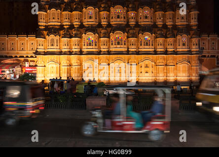 Hawa Mahal esterni illuminata di notte nella penombra. Jaipur, Rajasthan. India Foto Stock