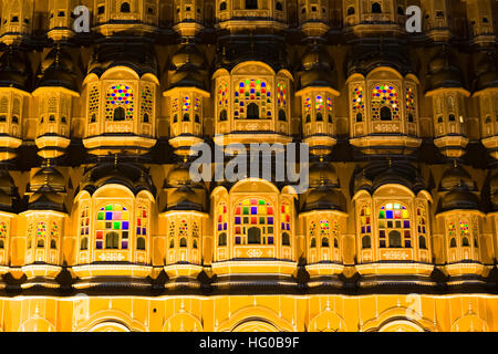 Hawa Mahal esterni illuminata di notte nella penombra. Jaipur, Rajasthan. India Foto Stock