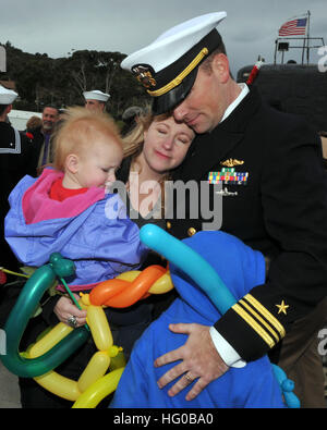 111216-N-UD469-191 SAN DIEGO (dec. n. 16, 2011) Lt. Cdr. Ken Douglas, delegato del Los Angeles-class attack submarine USS Asheville (SSN 758), abbracci la sua famiglia durante una celebrazione homecoming dopo quattro mesi di distribuzione per gli Stati Uniti 4a flotta area di responsabilità. Asheville attraversato più di 20.000 miglia nautiche a condurre contro il narcotraffico operazioni. (U.S. Foto di Marina di Massa lo specialista di comunicazione di terza classe Amanda Huntoon/RILASCIATO) Navy US 111216-N-UD469-191 Lt. Cdr. Ken Douglas, delegato del Los Angeles-class attack submarine USS Asheville (SSN 758) Foto Stock