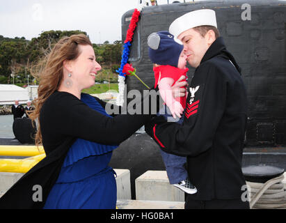 111216-N-HG315-004 SAN DIEGO (dec. n. 16, 2011) MachinistÕs mate 1. Classe Nicholas Schmit avvolge il suo figlio per la prima volta nel corso di una celebrazione homecoming per Los Angeles-class attack submarine USS Asheville (SSN 758) dopo quattro mesi di distribuzione per gli Stati Uniti 4a flotta area di responsabilità. Asheville attraversato più di 20.000 miglia nautiche a condurre contro il narcotraffico operazioni. (U.S. Foto di Marina di Massa lo specialista di comunicazione 1a classe Shannon Warner/RILASCIATO) Navy US 111216-N-HG315-004 macchinista compagno del 1° classe Nicholas Schmit avvolge il suo figlio per la prima volta nel corso di una casa Foto Stock