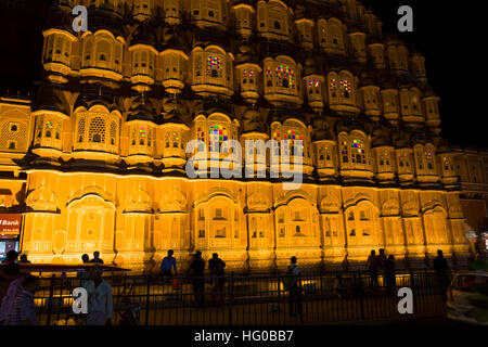 Hawa Mahal esterni illuminata di notte nella penombra. Jaipur, Rajasthan. India Foto Stock