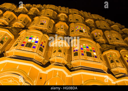 Hawa Mahal esterni illuminata di notte nella penombra. Jaipur, Rajasthan. India Foto Stock