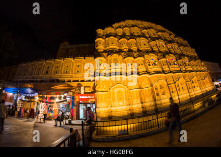 Hawa Mahal esterni illuminata di notte nella penombra. Jaipur, Rajasthan. India Foto Stock