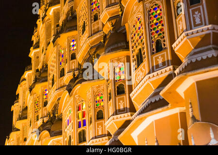 Hawa Mahal esterni illuminata di notte nella penombra. Jaipur, Rajasthan. India Foto Stock