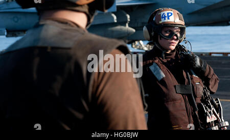 111222-N-OY799-303 GOLFO ARABICO (dec. n. 22, 2011) Aviazione meccanico strutturale Airman Morgan stand ad angolo da con il tirante verso il basso le catene sul ponte di volo della Nimitz-class portaerei USS John C. Stennis (CVN 74). John C. Stennis è distribuito negli Stati Uniti Quinta Flotta area di responsabilità condurre le operazioni di sicurezza marittima e le missioni di sostegno come parte delle operazioni Enduring Freedom e nuova alba. (U.S. Foto di Marina di Massa lo specialista di comunicazione di terza classe Kenneth Abbate/RILASCIATO) Navy US 111222-N-OY799-303 Aviazione meccanico strutturale Airman Morgan stand ad angolo da con il tirante verso il basso le catene sul Foto Stock