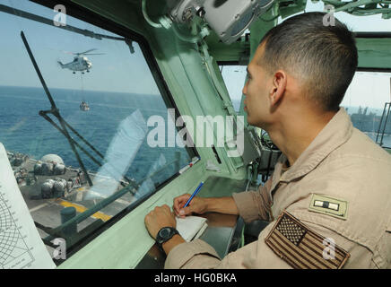 111223-N-KA046-006 Golfo di Oman (dec. n. 23, 2011) Chief Warrant Officer Robert Reyes prende appunti durante un rifornimento verticale a bordo del multipurpose Amphibious Assault nave USS Bataan (LHD 5). Bataan è la nave di comando di Bataan anfibio gruppo pronto e sta conducendo le operazioni di sicurezza marittima e di teatro la cooperazione in materia di sicurezza gli sforzi negli Stati Uniti Quinta Flotta area di responsabilità. (U.S. Foto di Marina di Massa lo specialista di comunicazione di terza classe James Turner/RILASCIATO) Navy US 111223-N-KA046-006 Chief Warrant Officer Robert Reyes prende appunti durante un rifornimento verticale a bordo del multipurpos Foto Stock