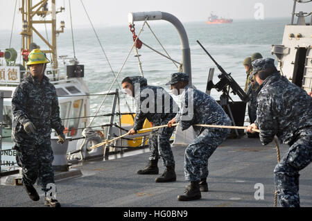 111227-N-ZZ999-001 HONG KONG (dec. n. 27, 2011) marinai heave una linea a bordo guidato-missle destroyer USS Chafee (DDG 90). Chafee, parte della USS Carl Vinson (CVN 70) Strike gruppo, è ancorato a Hong Kong per una visita di porta. (US Navy foto di alfiere di Melissa Pelosi/RILASCIATO) Navy US 111227-N-ZZ999-001 marinai heave una linea a bordo della USS Chafee Foto Stock