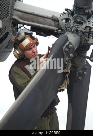 111228-M-YP701-001 OCEANO PACIFICO (dec. n. 28, 2011) lancia Cpl. David J. Pyfer effettua il controllo della corrosione di manutenzione su un CH-53E Super Stallion elicottero assegnato a mezzo marino elicottero Squadron 268 a bordo rinforzato multipurpose Amphibious Assault nave USS Makin Island (LHD 8). Lo squadrone è parte dell'undicesima Marine Expeditionary Unit (XI MEU) distribuiti a bordo Makin Island e sta conducendo una distribuzione programmata per gli Stati Uniti 5 E STATI UNITI Flotta di 6 aree di responsabilità. (U.S. Marine Corps photo by Lance Cpl. Claudia M. Palacios/RILASCIATO) Navy US 111228-M-YP701-001 Lancia Cpl. David Foto Stock