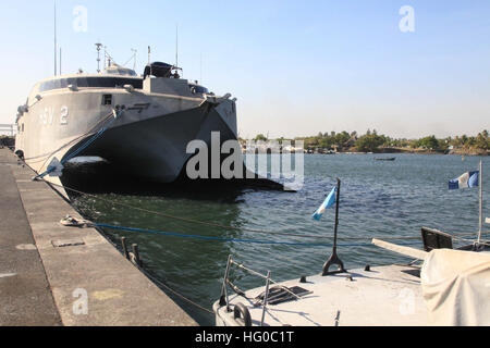 120103-A-IP644-069 PUERTO QUETZAL, Guatemala (GEN. 3, 2012) Alta Velocità nave (HSV 2) Swift è pierside in Puerto Quetzal. Swift è il supporto del sud della stazione di partenariato 2012, una distribuzione annuale di U.S mezzi navali negli Stati Uniti Comando Sud area di responsabilità. (U.S. Esercito foto di Spc. Jennifer Grier/RILASCIATO) Navy US 120103-A-IP644-069 Alta Velocità nave (HSV 2) Swift è pierside in Puerto Quetzal Foto Stock