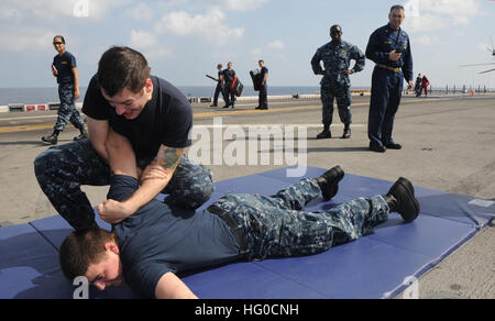 120114-N-ZZ999-296 Mar Arabico (GEN. 14, 2012) Aviation Electronics tecnico di terza classe Richard Dumais esegue un takedown durante una forza di sicurezza a bordo di qualifica l'assalto anfibio nave USS Makin Island (LHD 8). Makin Island con avviato Marines assegnato all'undicesimo Marine Expeditionary Unit (XI MEU) sono implementati sostenere le operazioni di sicurezza marittima e di teatro la cooperazione in materia di sicurezza gli sforzi negli Stati Uniti Quinta Flotta area di responsabilità. (U.S. Foto di Marina di Massa Specialista comunicazione marinaio apprendista Ethan Tracey/RILASCIATO) Navy US 120114-N-ZZ999-296 un marinaio esegue un taked Foto Stock